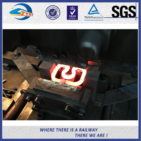 El carril elástico del durmiente concreto del carril de SKL 12 acorta con la pintura del color